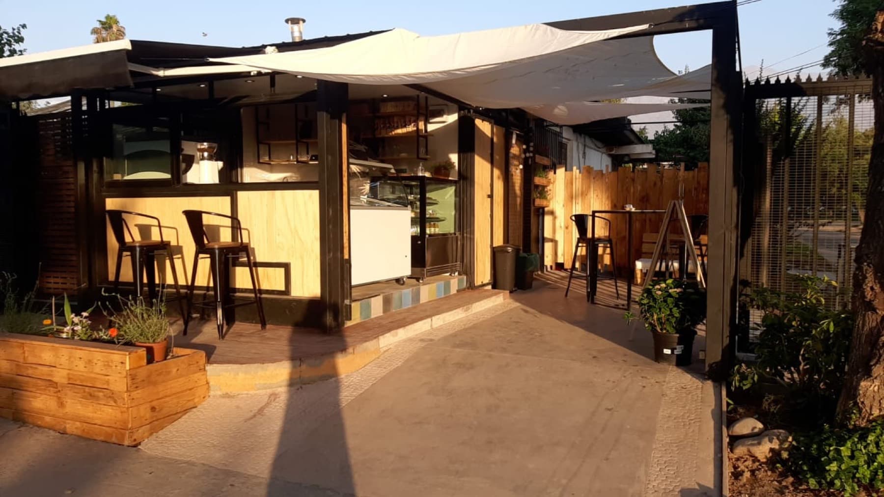 El Café de la Villa al atardecer, con sus toldos y mesas altas