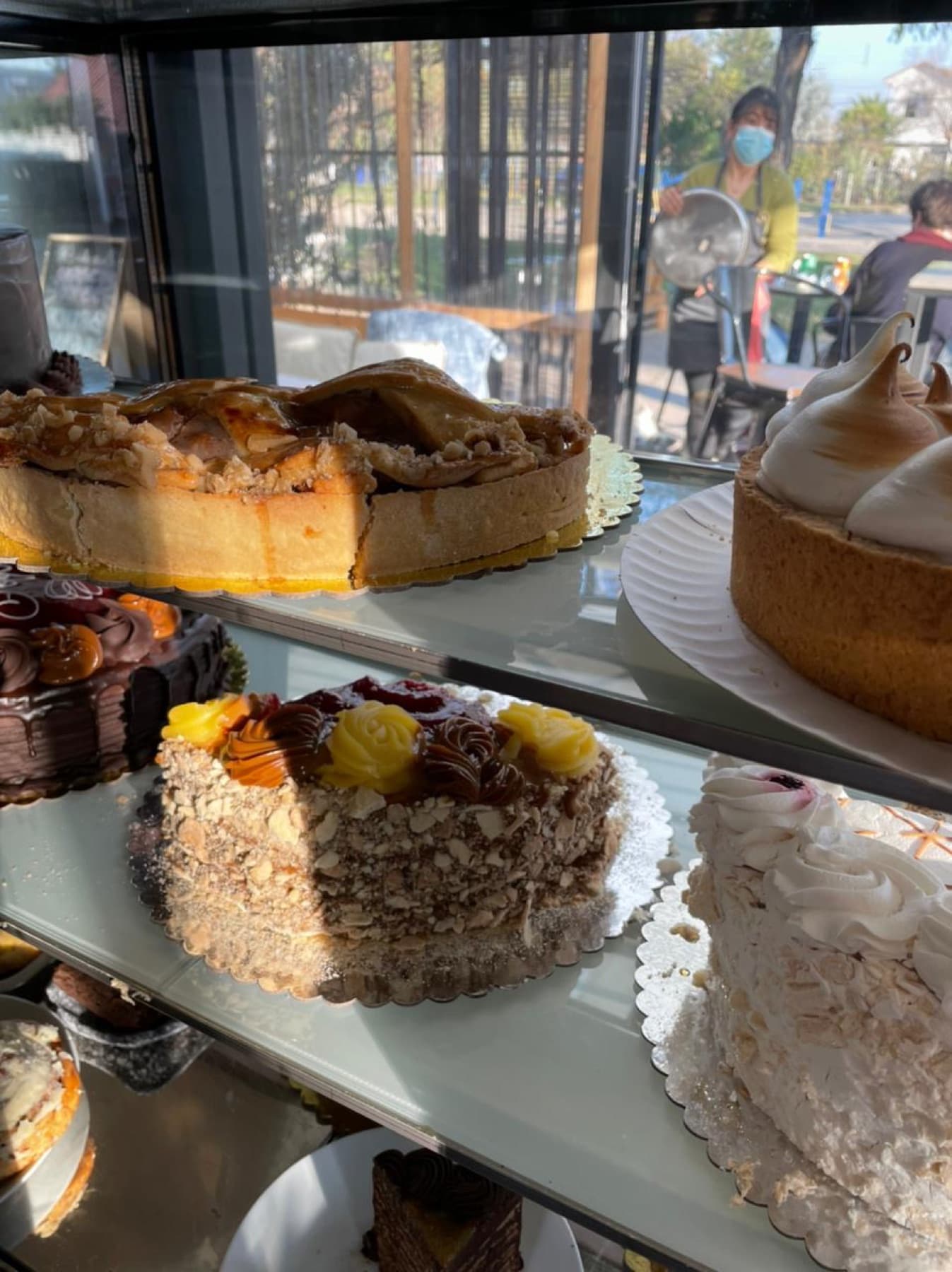 La vitrina de tortas: mil hojas, merengue y tarta de manzana